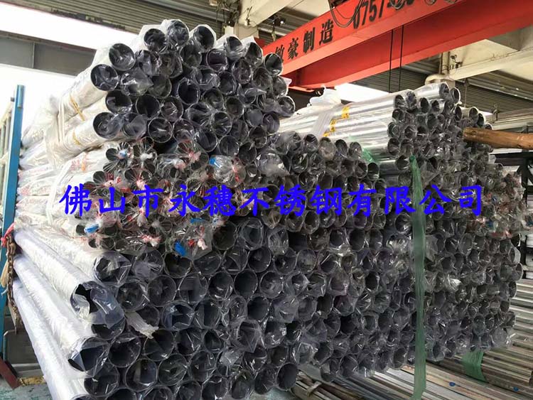 星空不锈钢圆管装车图.jpg