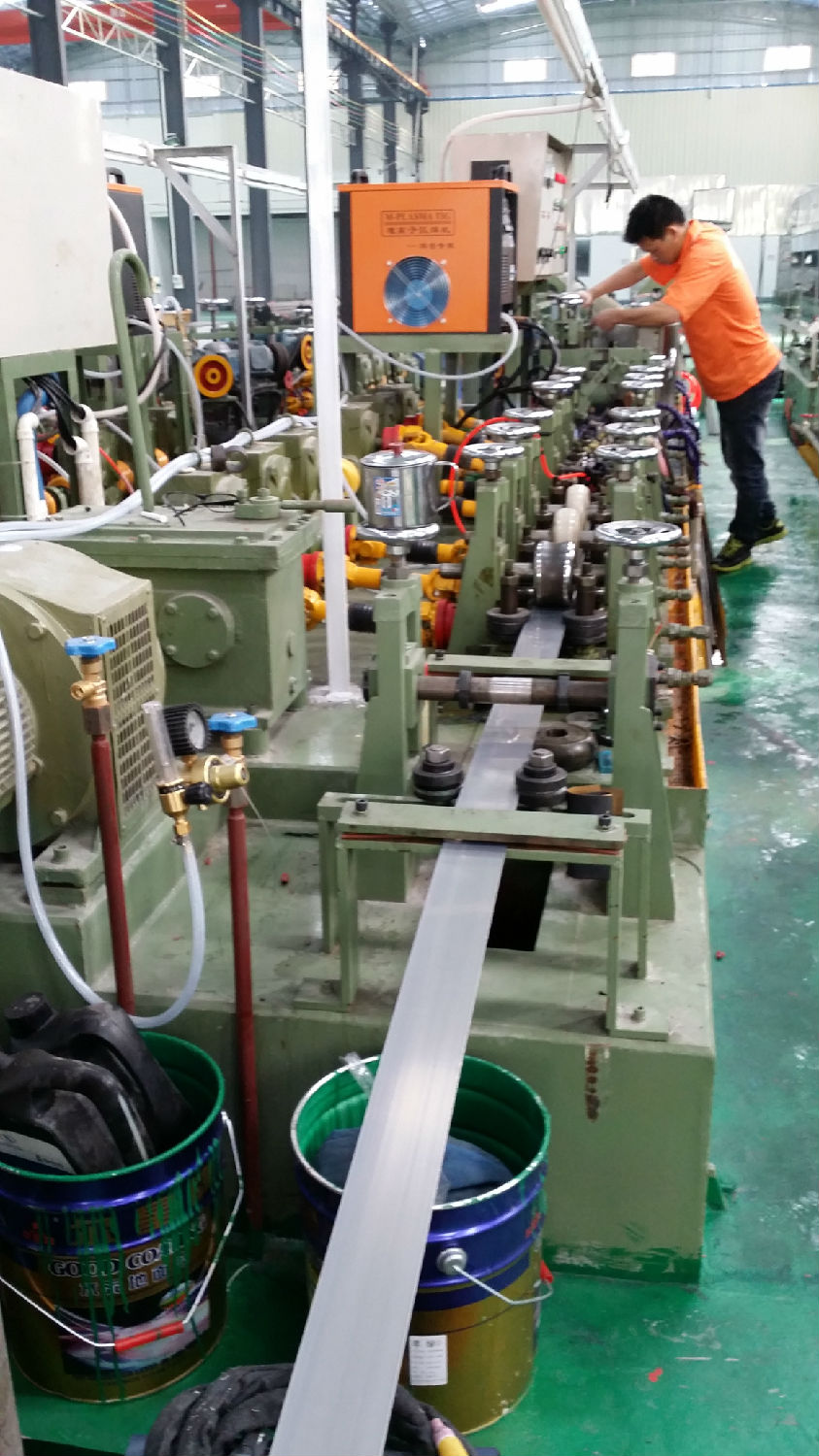 星空不锈钢管材生产车间