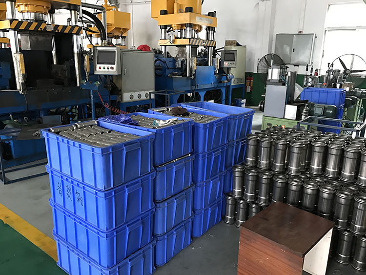 星空双卡压式管件生产车间