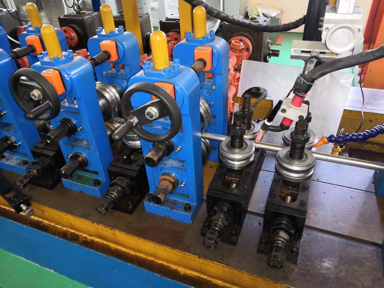 星空不锈钢供水管材生产车间